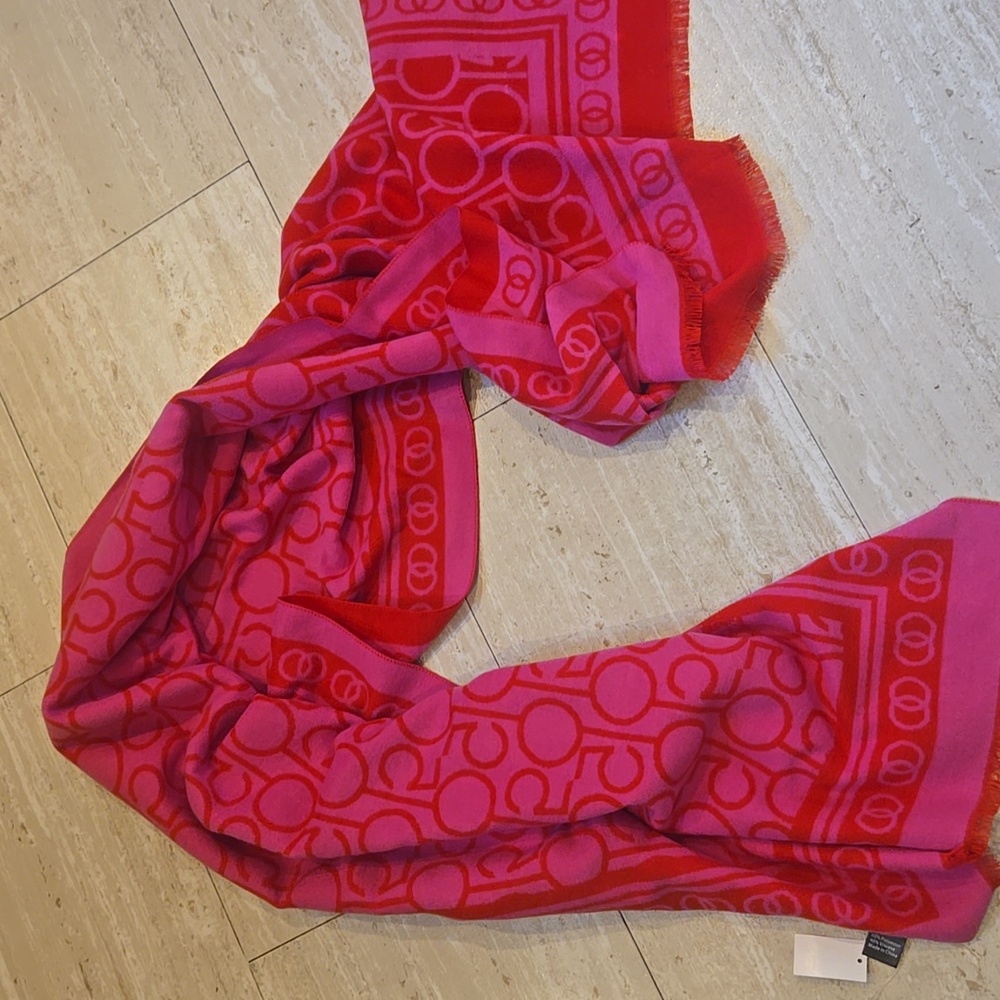 New Bloomingdale's Limited Edition Red/Pink 150'th Anniversary Patterned Scarf - Picture 5 of 9